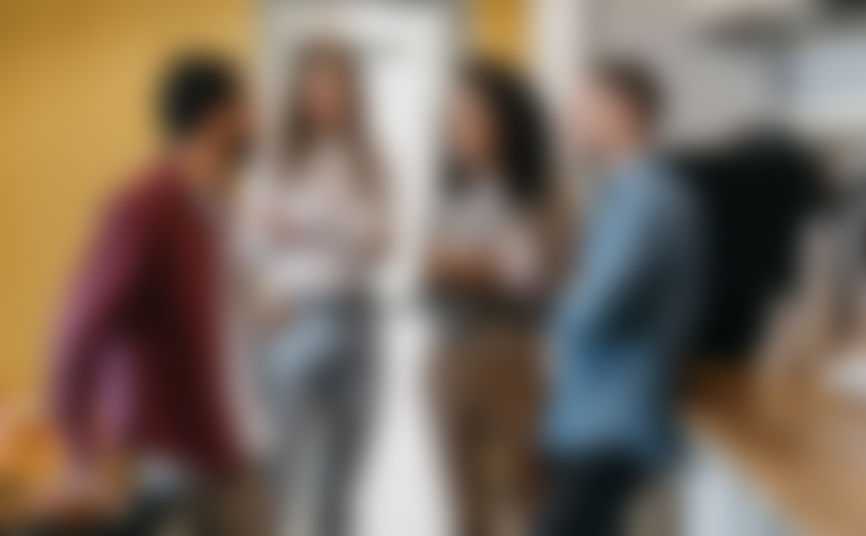 Equipo de trabajo colaborando en estudio de Itplify